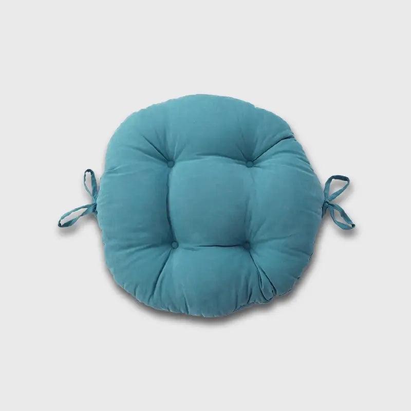 A smaller pillow accompanies the larger seat cushion and functions as a backrest. | Rulaer