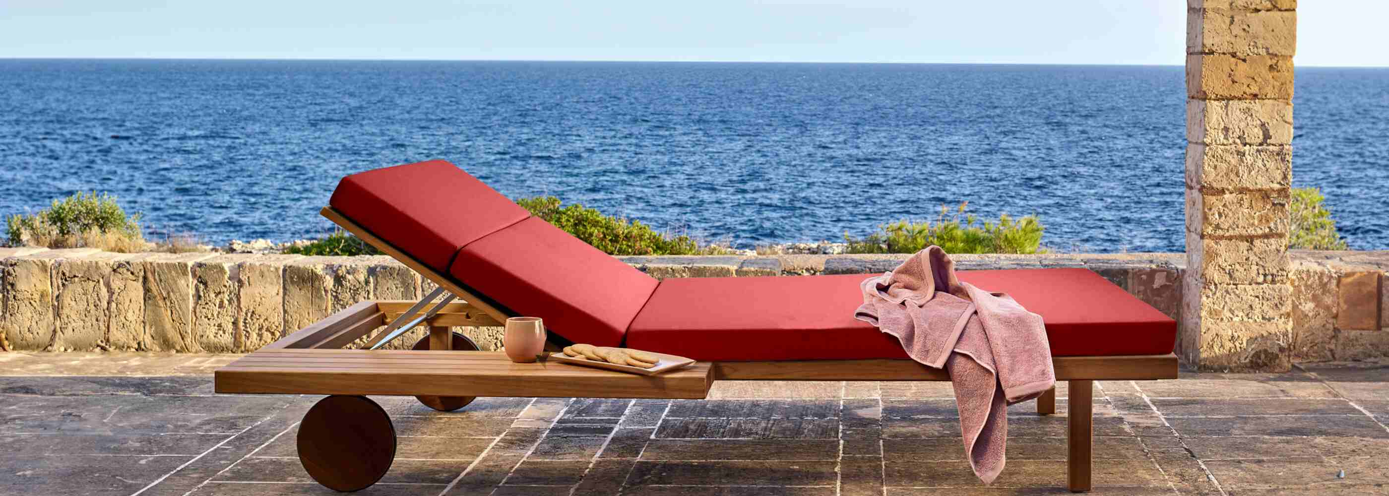 Outdoor Deck Chaise Lounge Cushion could be used in poolside | Rulaer