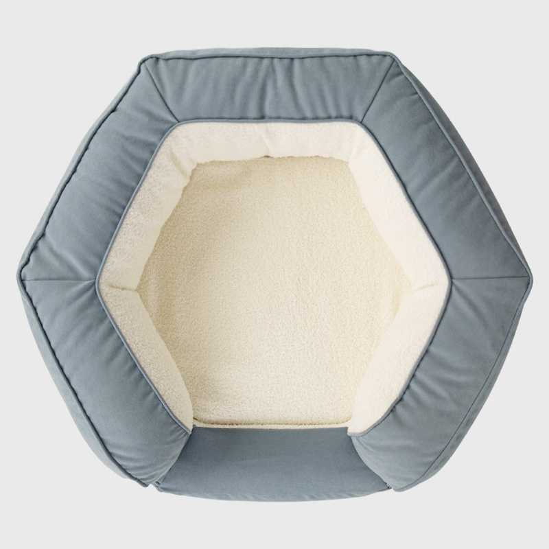 The hexagonal fence design not only enhances the functionality of the pet bed, but also adds a sense of style to your home decoration. Its modern look complements a variety of interior styles, making it an attractive addition to any room | Rulaer